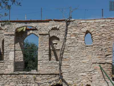 Lo schema a tre archi si ripete al piano superiore, dove attraverso le finestrelle si scorgono, sul muro di fondo, altre due maschere: sono i volti del padre e della madre di Tonino a cui l�edificio � dedicato